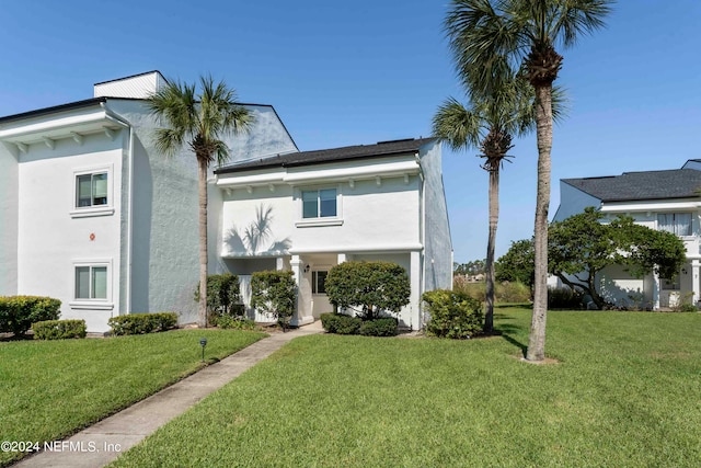 view of front facade featuring a front lawn