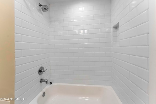 bathroom featuring tiled shower / bath