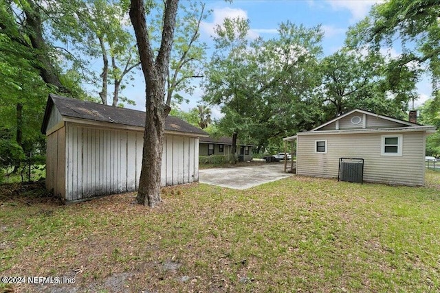 view of yard featuring a patio area