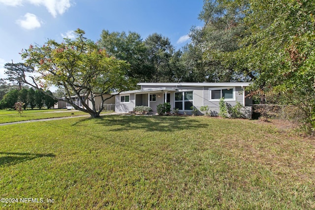 single story home with a front yard