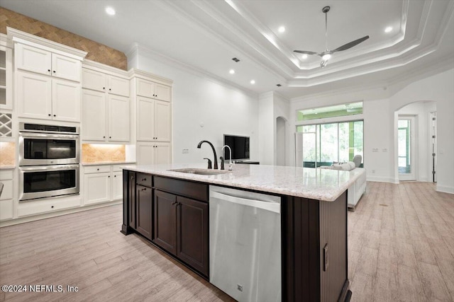 kitchen featuring light hardwood / wood-style flooring, stainless steel appliances, ornamental molding, sink, and ceiling fan