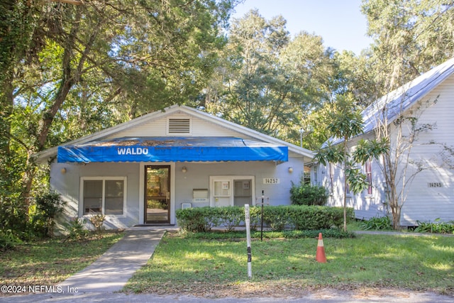 view of front of home featuring a front yard