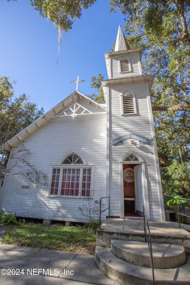 view of front of property