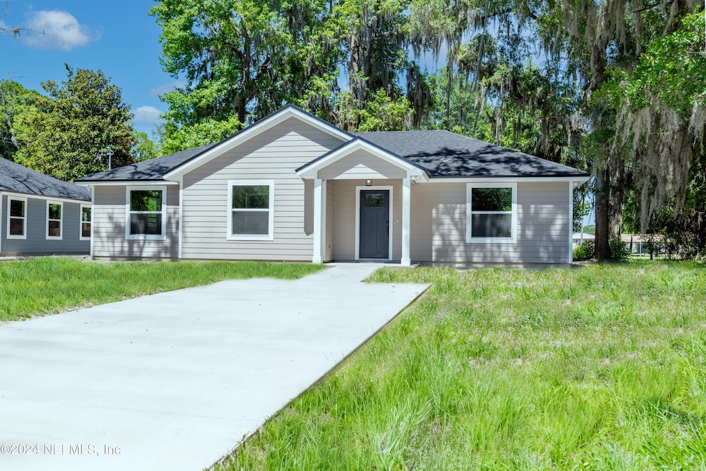 single story home with a front lawn