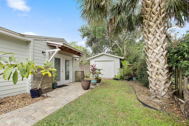 view of yard featuring an outdoor structure and a garage