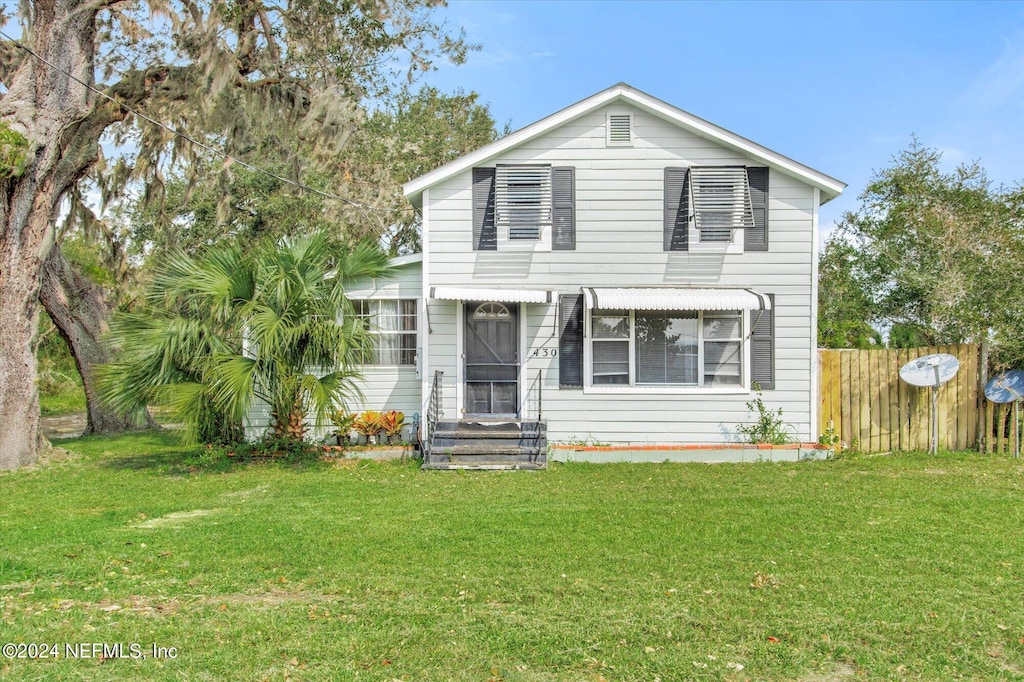 view of front facade featuring a front lawn