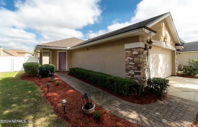 view of front facade featuring a garage and a front yard