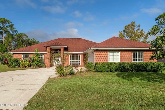 view of front of home featuring a front lawn