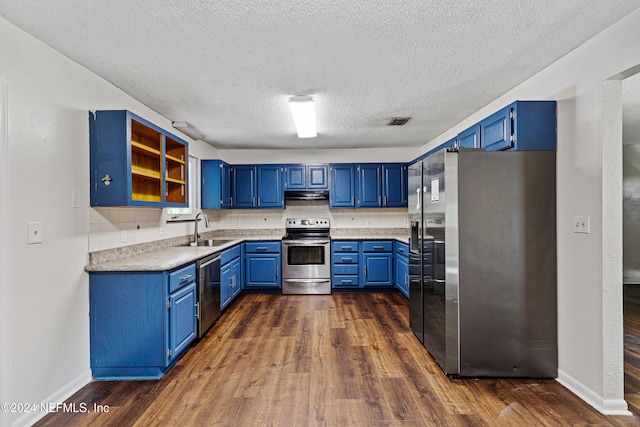 kitchen featuring sink, stainless steel appliances, dark hardwood / wood-style flooring, and blue cabinets