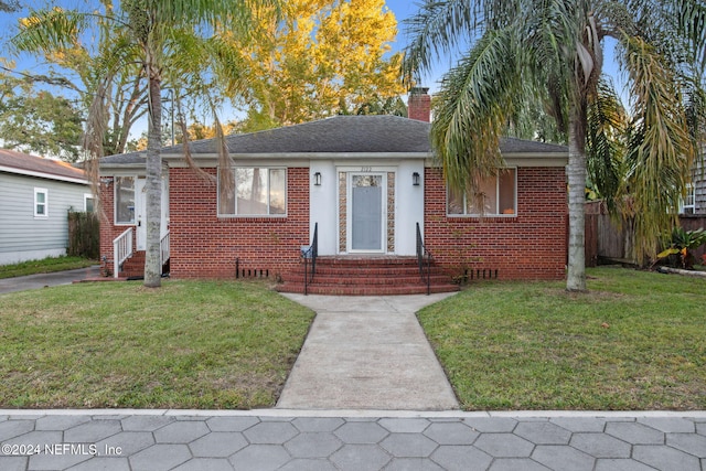 view of front of property with a front lawn