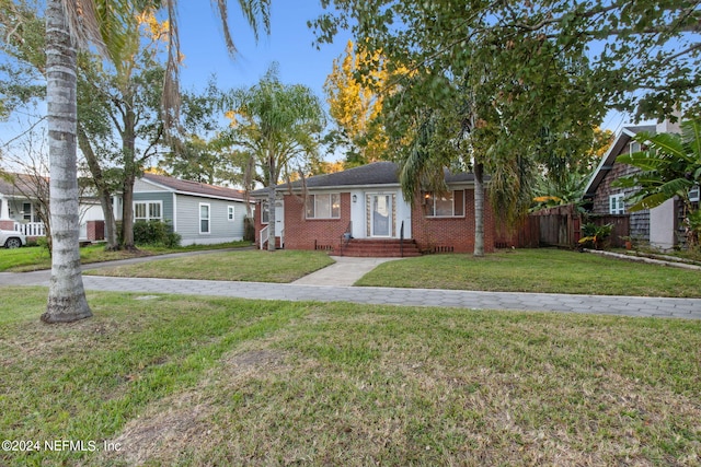 ranch-style house featuring a front yard