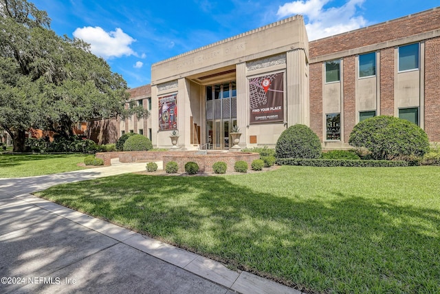 view of front of property featuring a front yard