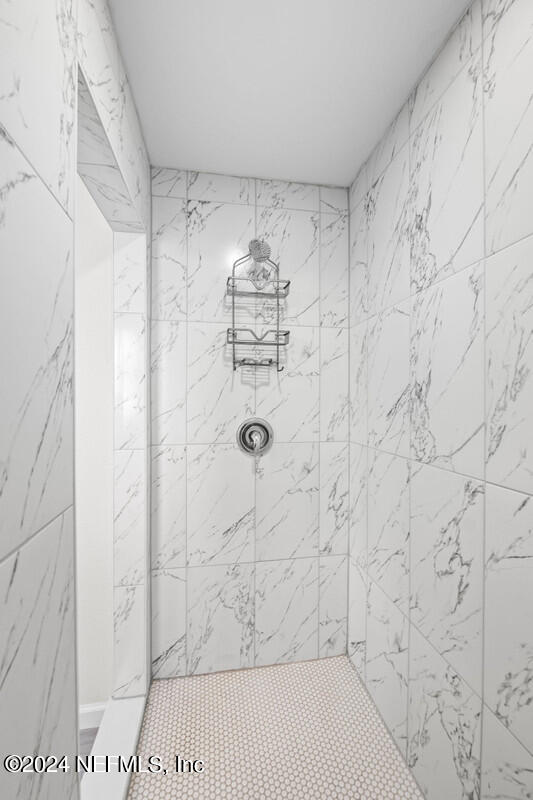 bathroom featuring a tile shower