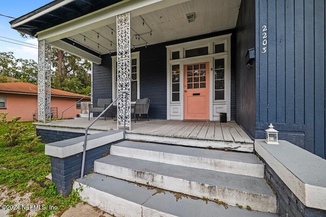 entrance to property featuring a porch