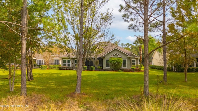 view of front of house featuring a front yard