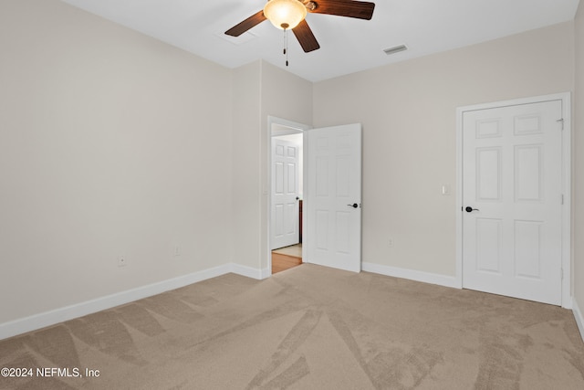 carpeted empty room featuring ceiling fan