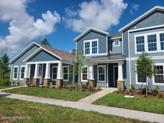 craftsman-style house featuring a front lawn