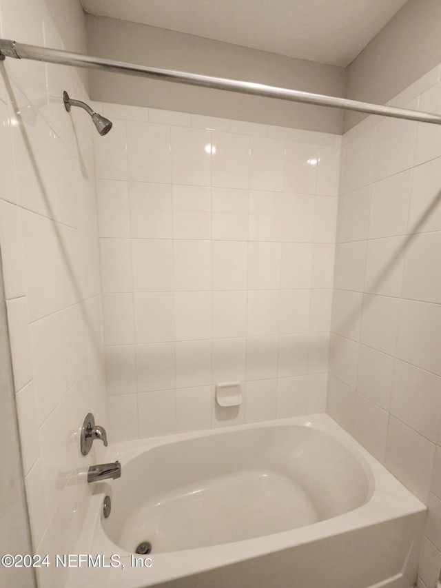 bathroom with tiled shower / bath