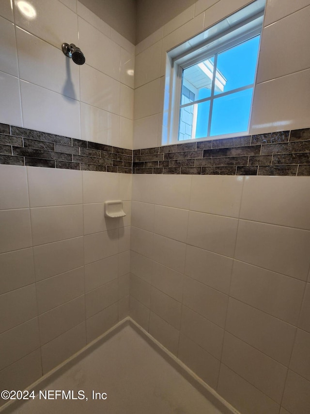 bathroom featuring a tile shower