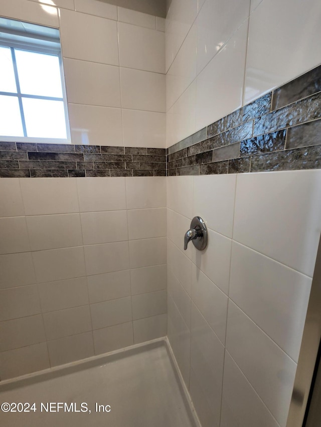 bathroom featuring a tile shower