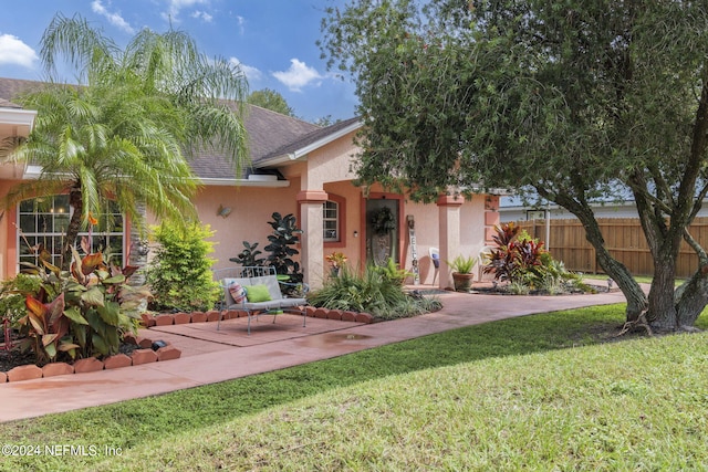 view of front of property featuring a front lawn