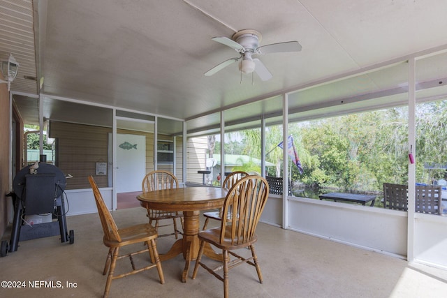 sunroom / solarium with ceiling fan