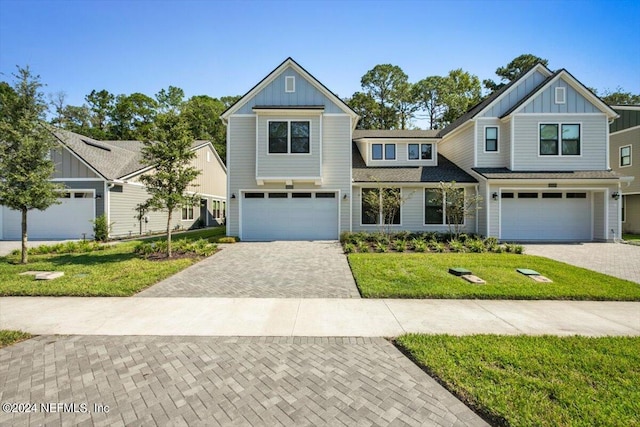 view of front facade featuring a garage and a front lawn