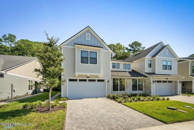 view of front facade featuring a front lawn and a garage