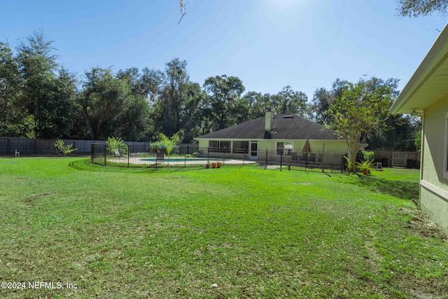 view of yard with a swimming pool