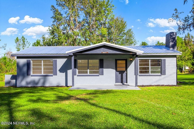 single story home with a front yard