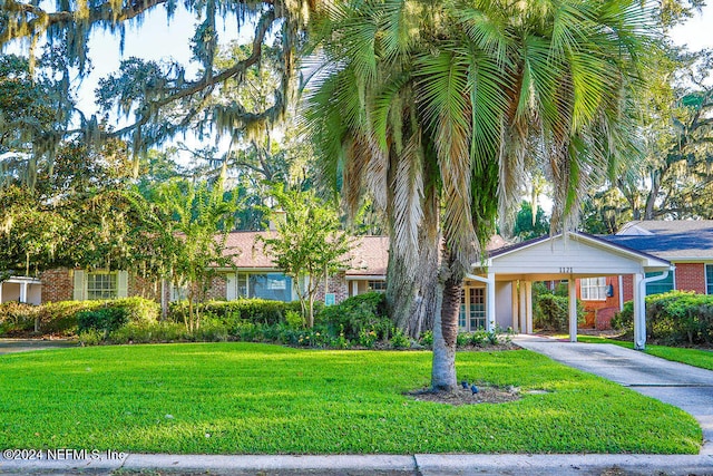 view of front of home featuring a front lawn