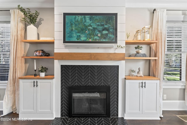 room details featuring wood-type flooring and crown molding