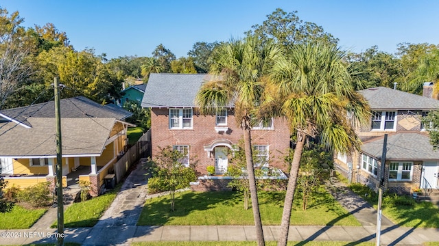 view of front of property featuring a front lawn