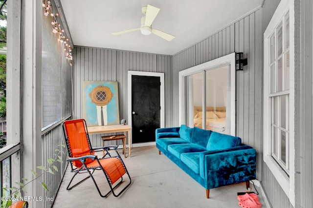 sunroom with ceiling fan