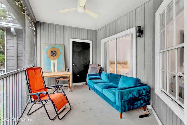 sunroom with ceiling fan