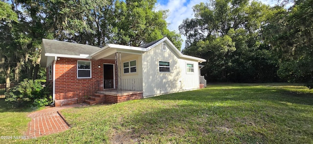 view of front of property with a front yard