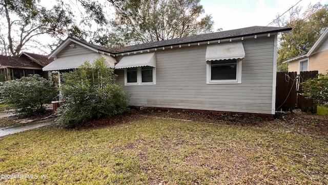 view of side of property featuring a lawn