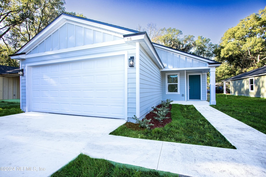 view of front of house featuring a front lawn and a garage