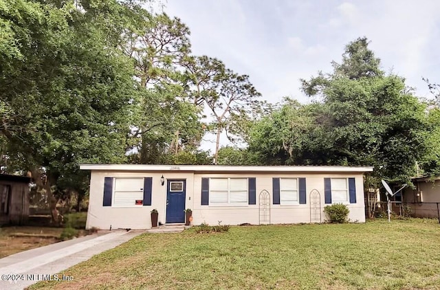 single story home featuring a front yard