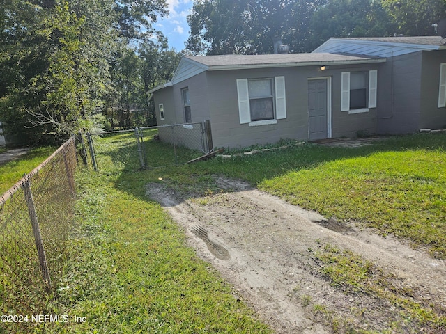 view of front facade featuring a front lawn