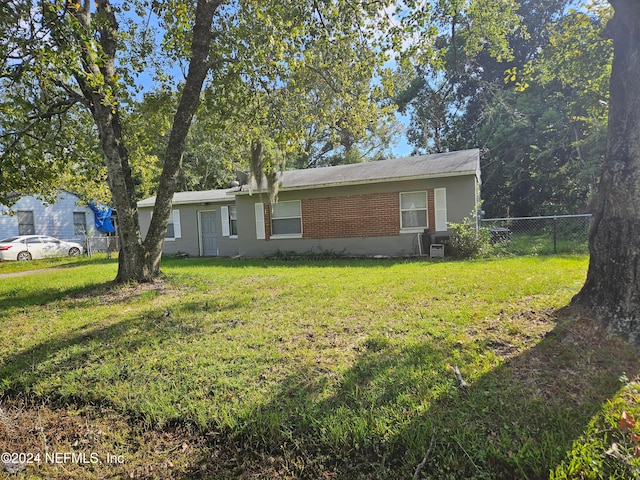 view of front facade with a front yard