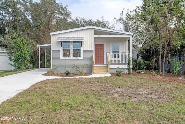 view of front facade featuring a porch and a front lawn