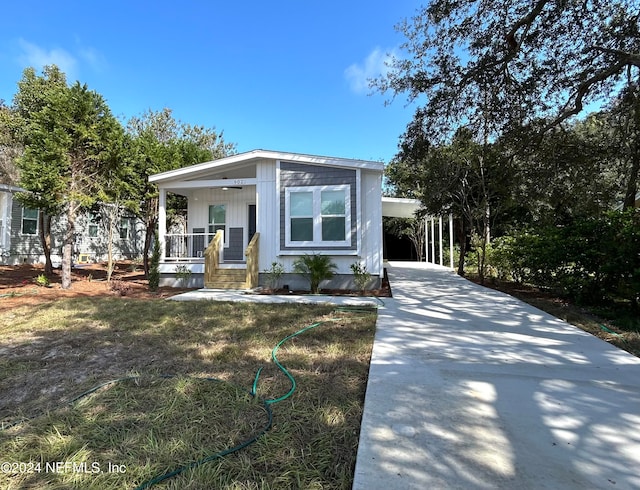 view of front of house featuring a porch and a carport