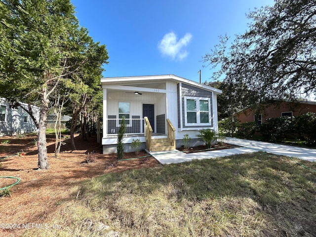 manufactured / mobile home featuring a front yard