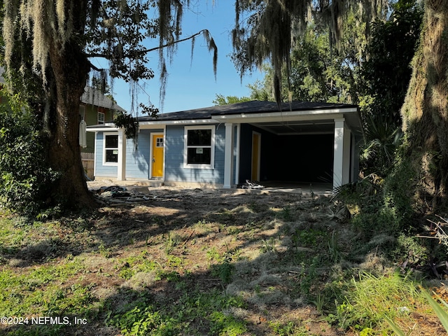 view of front of property featuring a carport