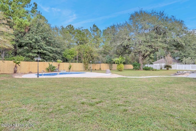 view of yard with a fenced in pool