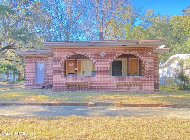 view of front facade featuring a porch and a front yard