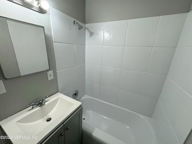 bathroom with vanity and tiled shower / bath