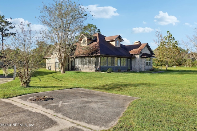 view of front facade featuring a front yard