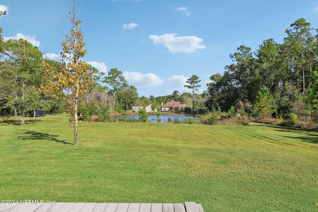 view of yard featuring a water view